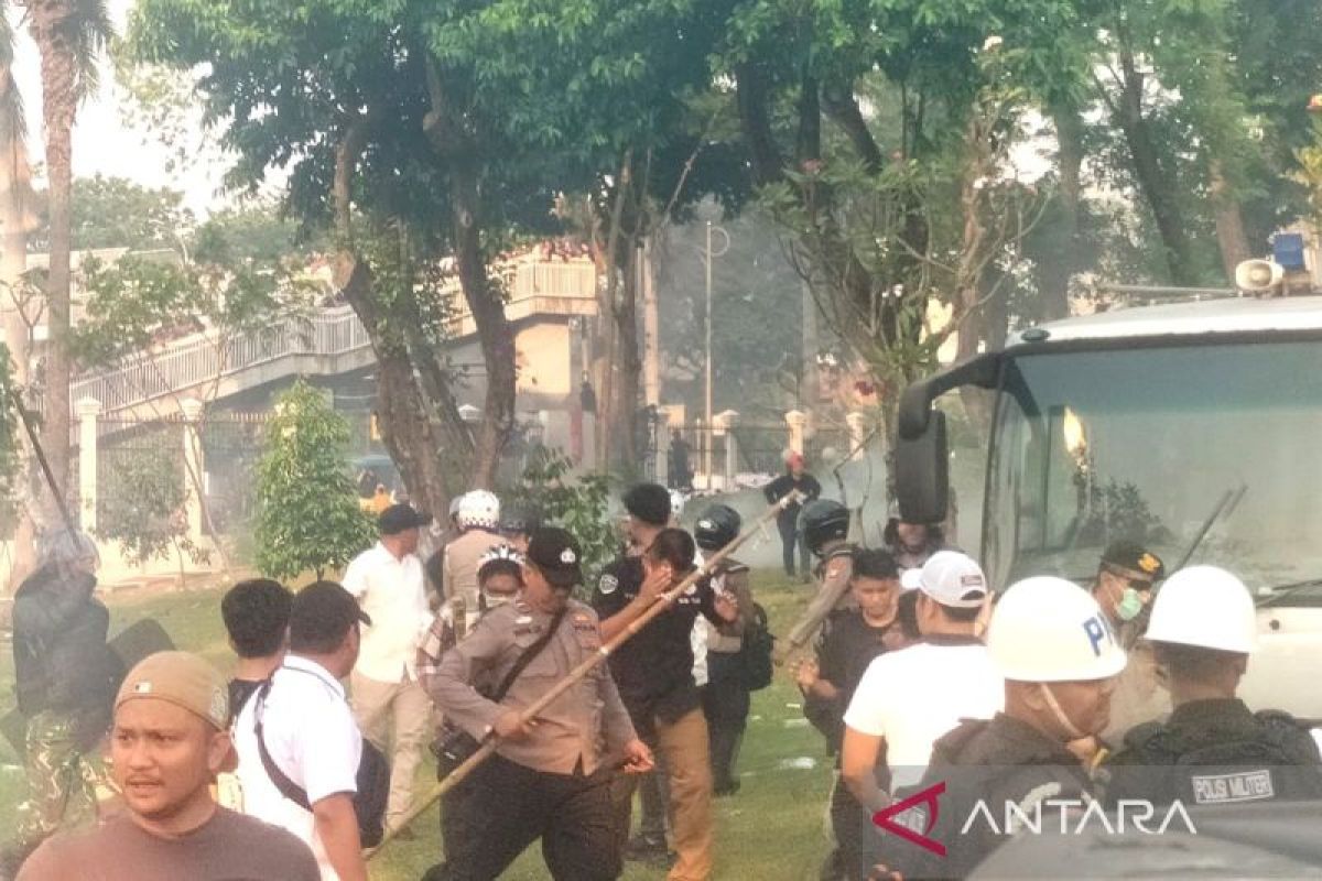 Aparat tembakkan peluru gas air mata ke arah massa