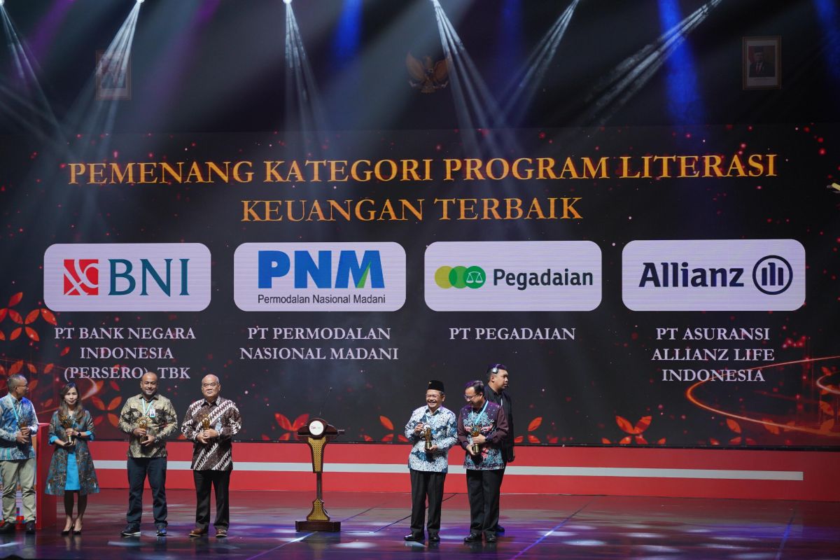 OJK beri penghargaan kepada PNM sebagai pemenang program Literasi Keuangan Terbaik