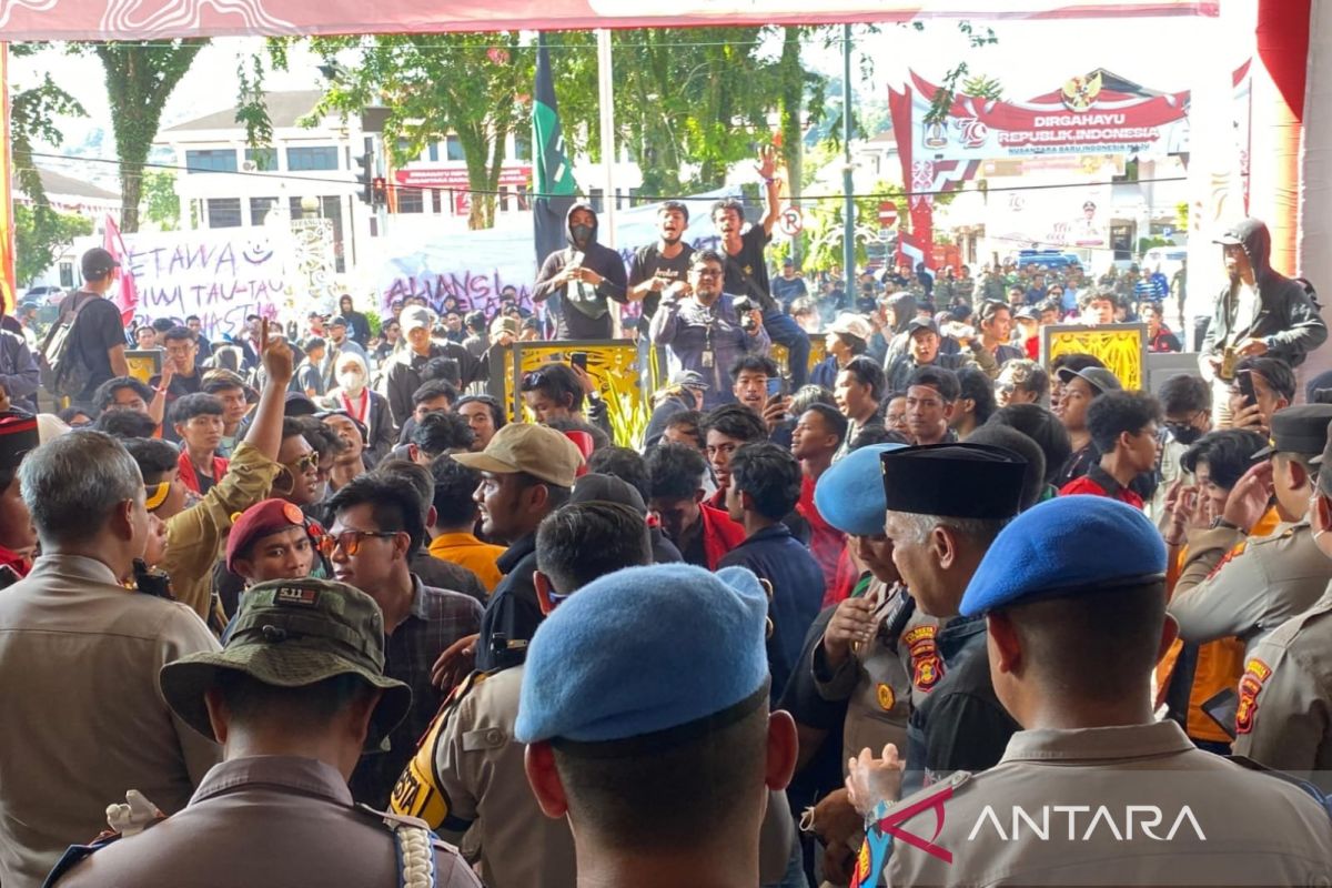 Masa tolak RUU Pilkada di Balikpapan diwarnai aksi saling dorong