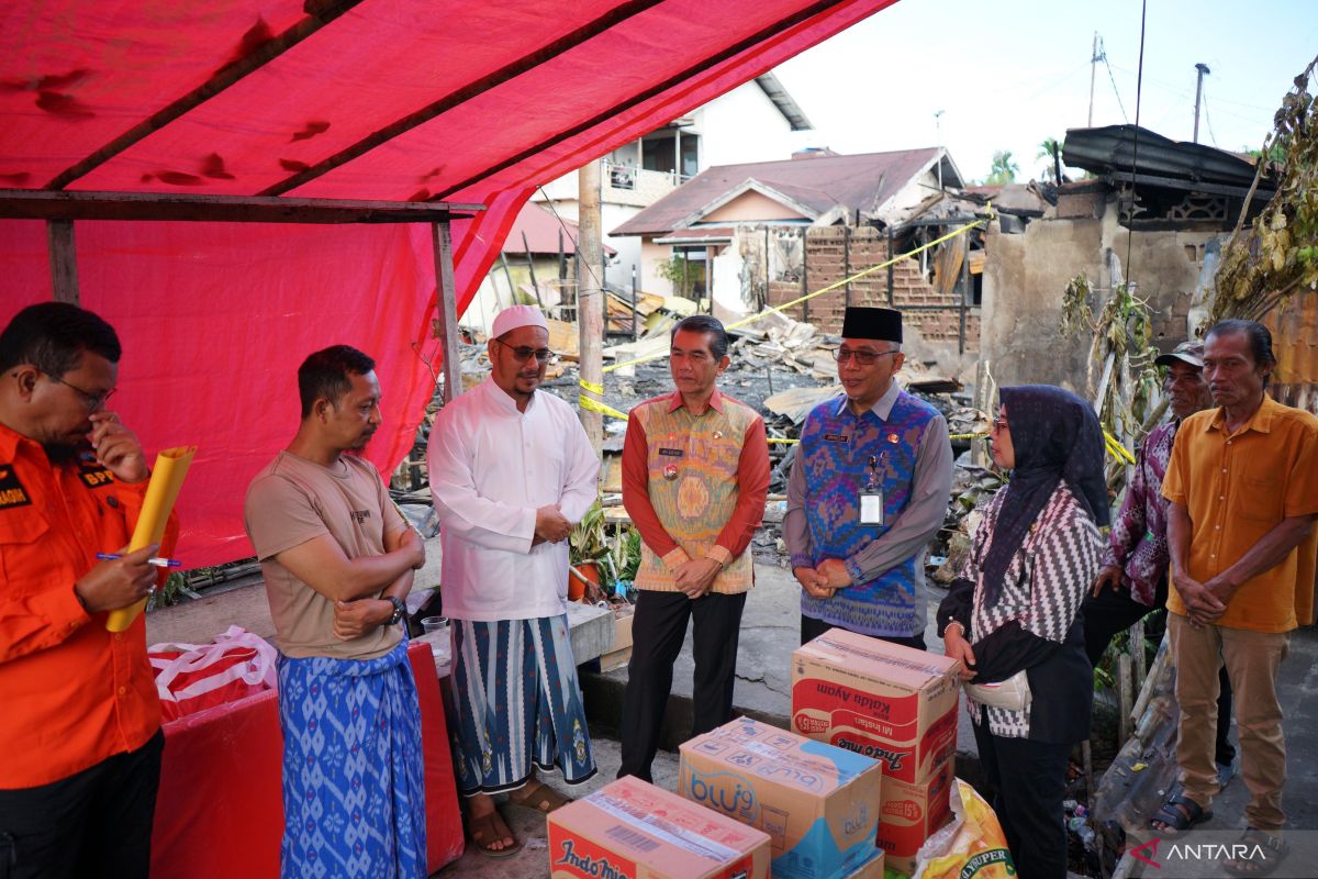 Pemkot Pontianak menyantuni keluarga kebakaran lima orang meninggal dunia