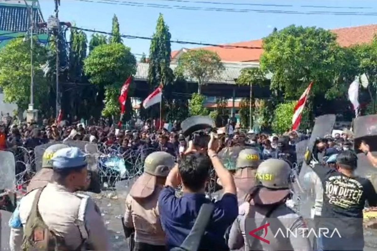 Kericuhan warnai unjuk rasa kawal putusan MK di depan DRPD Jatim