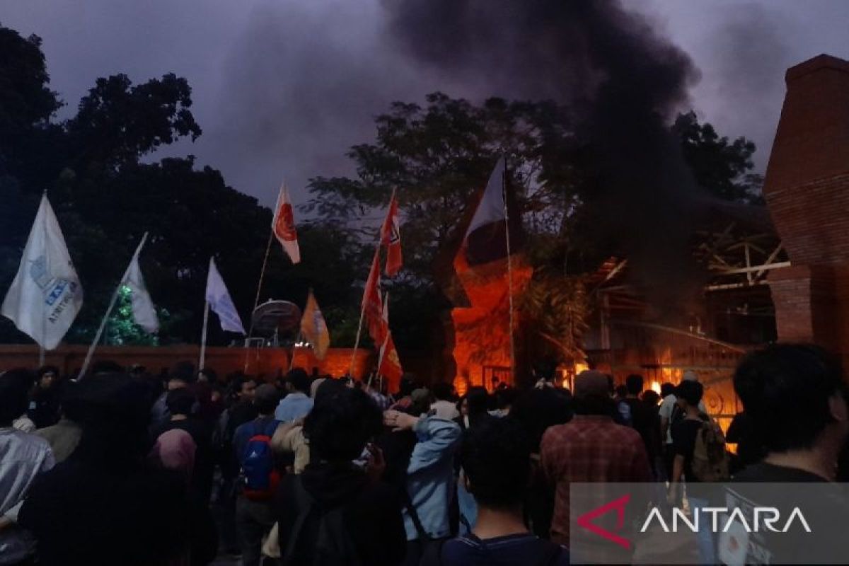 Kawal putusan MK, ratusan mahasiswa bakar pagar kantor DPRD Banten