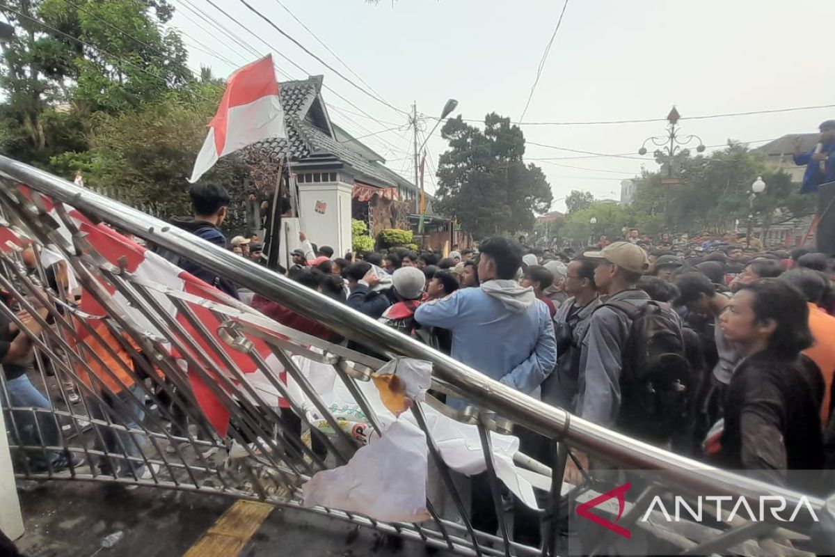 Massa pengunjuk rasa tolak RUU Pilkada jebol pagar DPRD Kota Sukabumi