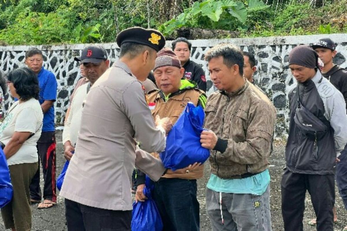 Ditsamapta Polda Sulut bersih-bersih TMP dan beri bansos peringati Hari Juang Polri