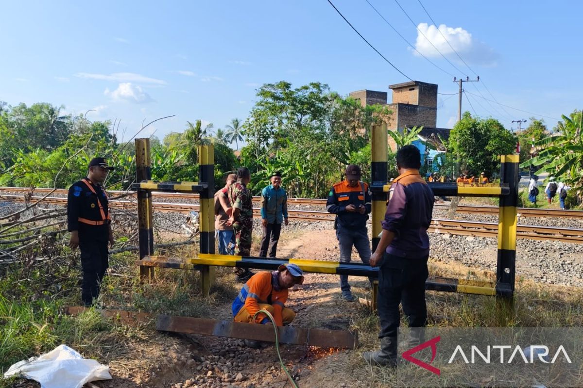 KAI Divre IV Tanjungkarang tutup perlintasan liar di wilayah OKU Timur