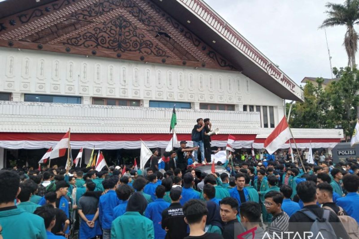 Ribuan mahasiswa Aceh geruduk kantor DPRA, tolak RUU Pilkada