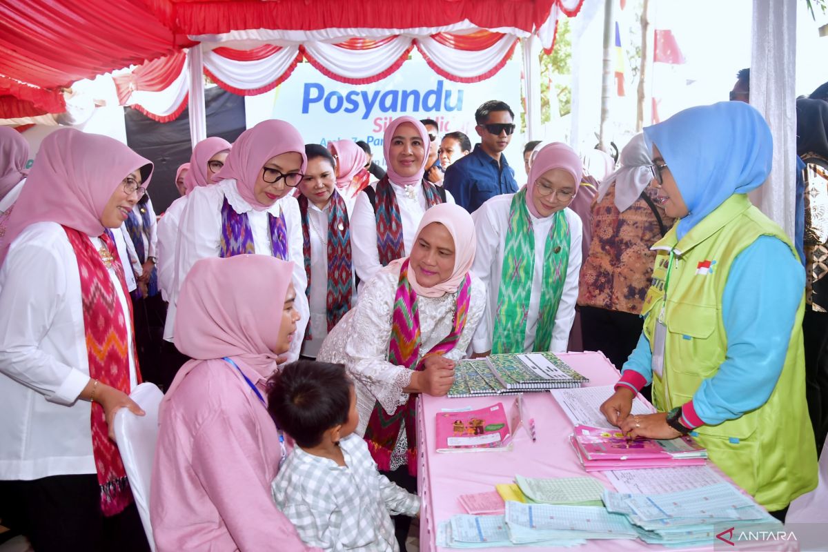 First Lady inspects child vaccinations in Makassar