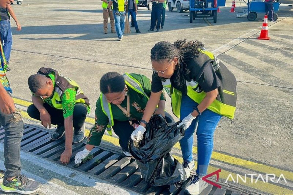 Bandara Sentani bersihkan area lintasan pesawat