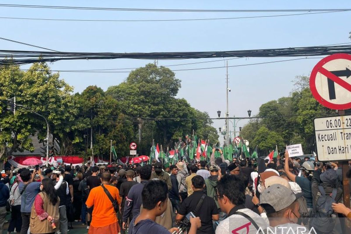 Buruh dan mahasiwa tiba di depan kantor KPU RI