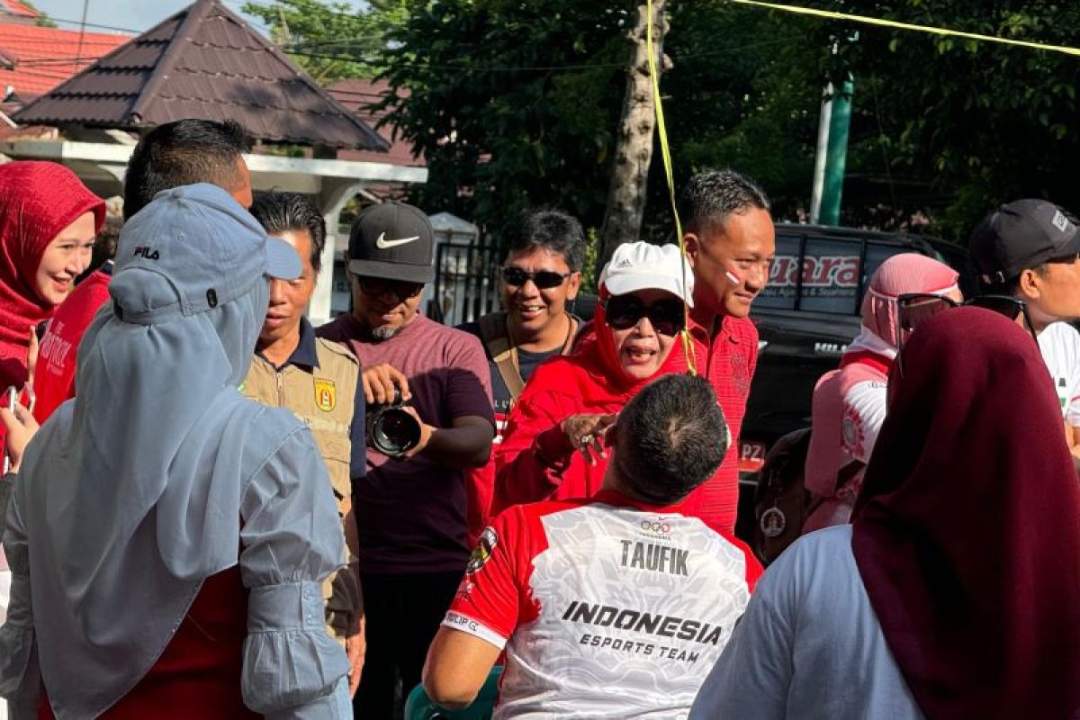 Pegawai Setdakot Banjarbaru seru-seruan ikuti berbagai lomba 17-an