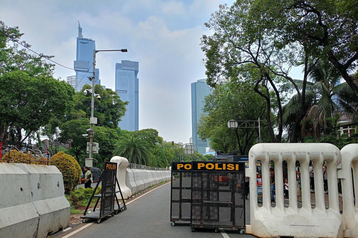 Polisi memasang barikade beton di depan Gedung KPU RI