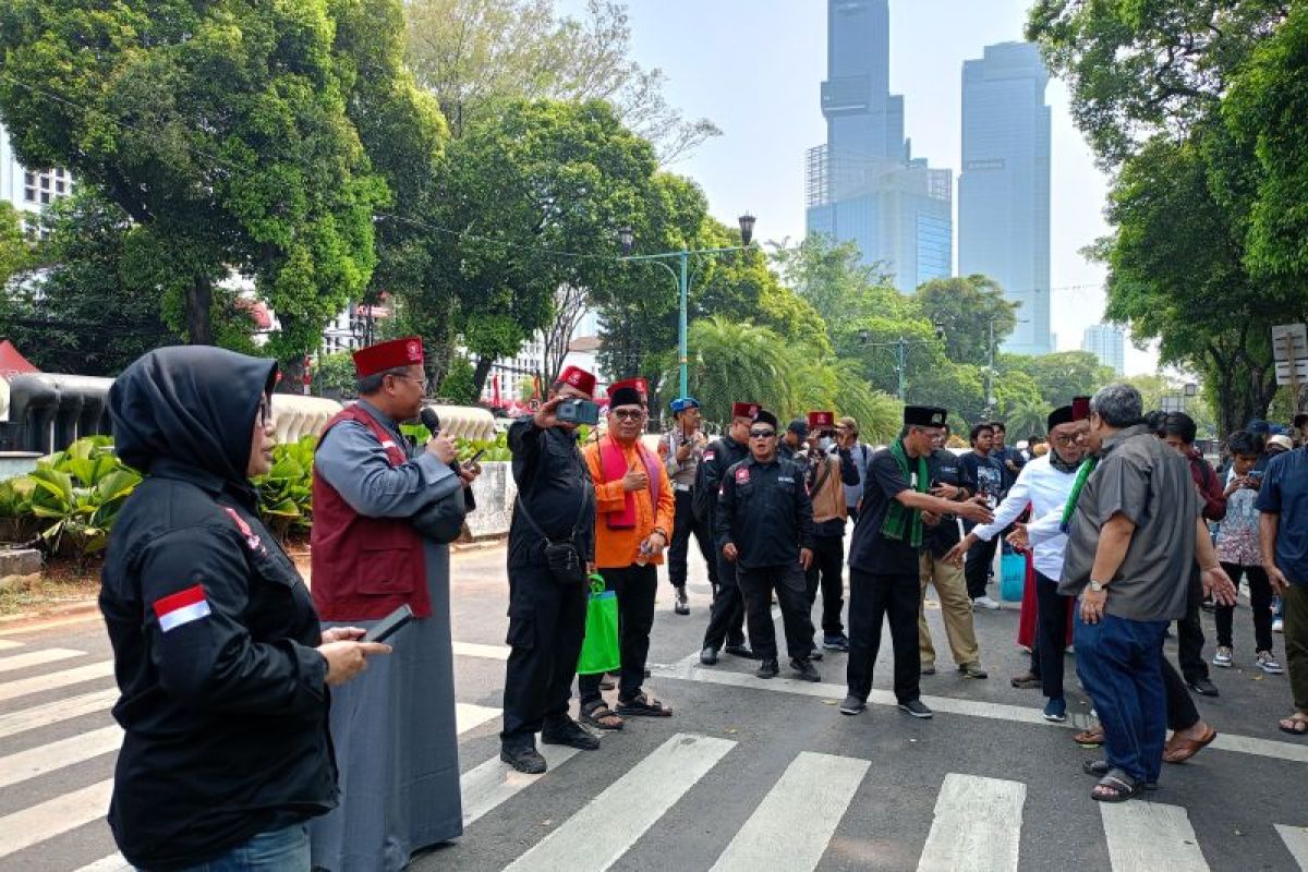 Masyarakat mulai berdatangan di depan Gedung KPU RI