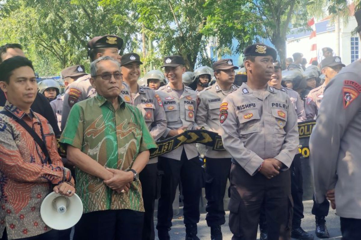 Petugas gabungan amankan unjuk rasa di 