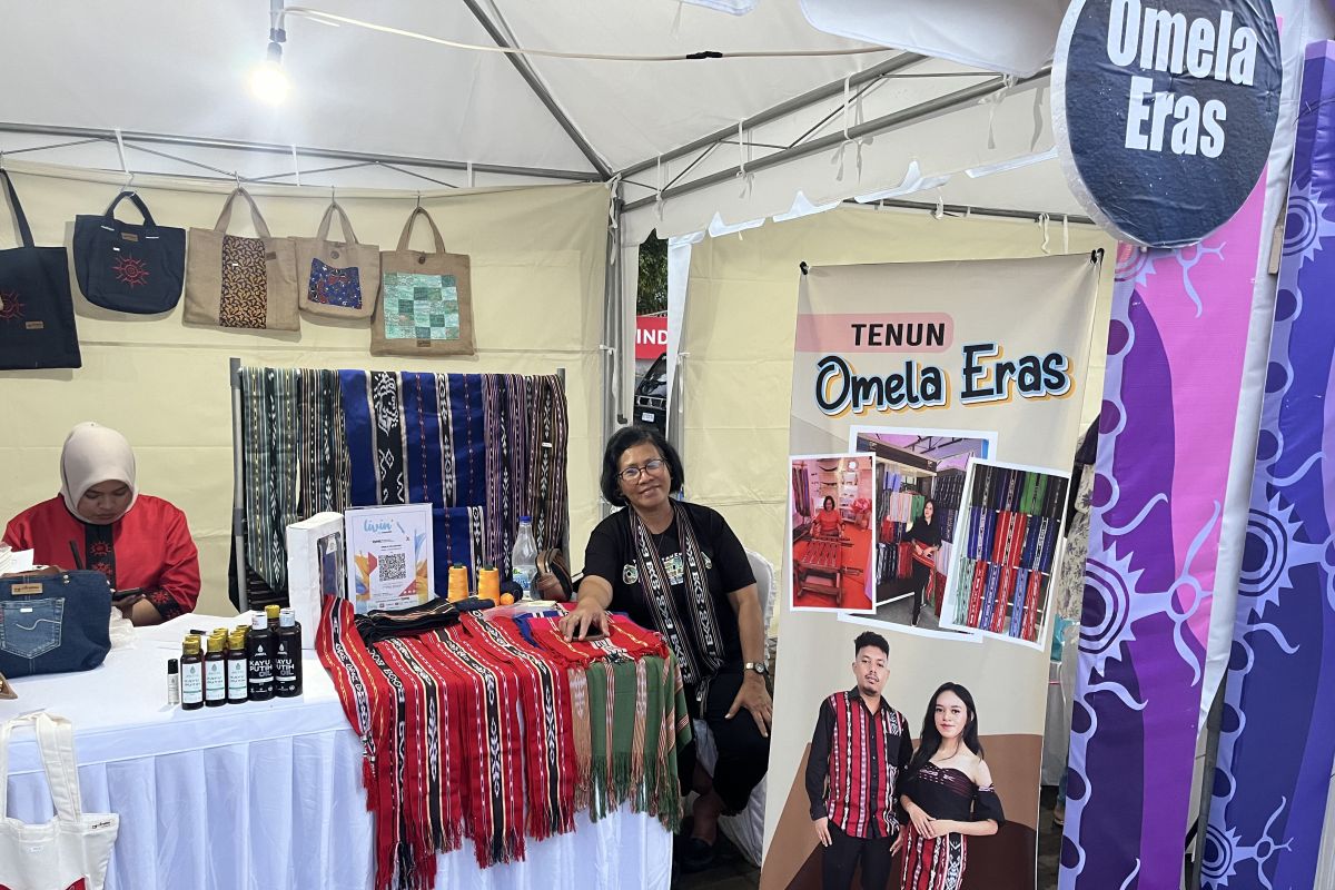 UMKM Kain tenun Omela Eras asal Tanimbar mengangkat budaya Maluku