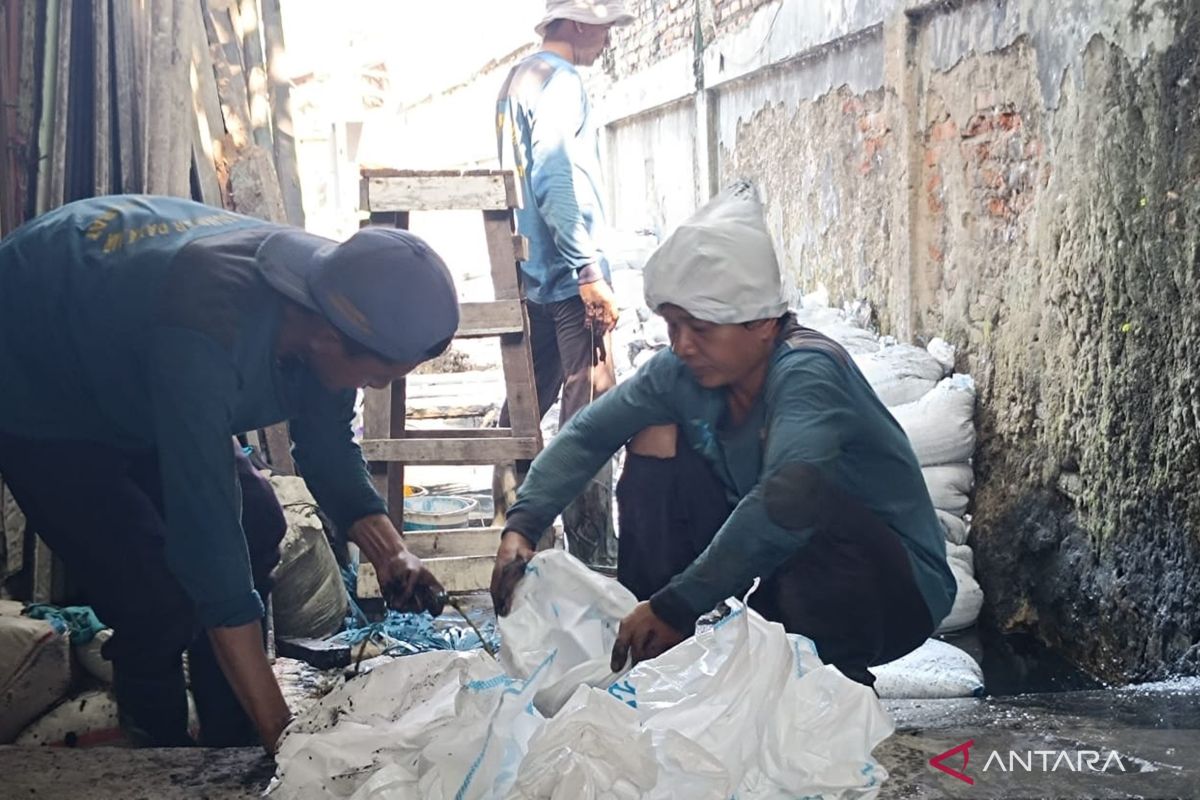 Sudin SDA kuras saluran air sepanjang 1.200 meter di Cengkareng 