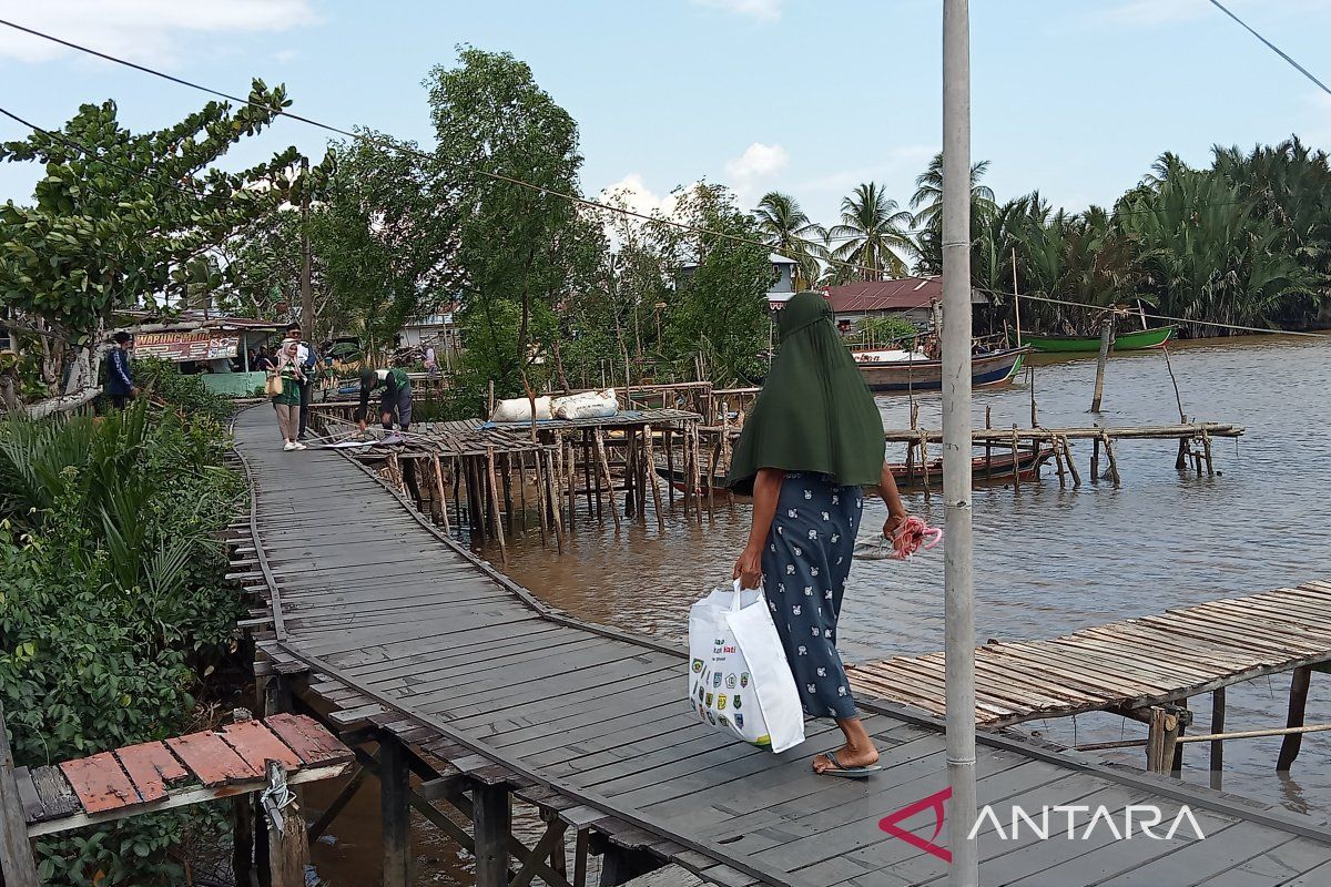 Bantuan Adaro sasar petani dan nelayan di Desa Tanipah