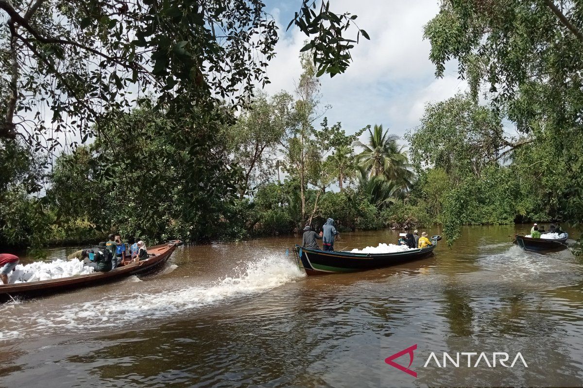 Warga Labat Muara di muara Sungai Barito terima bantuan sembako Adaro