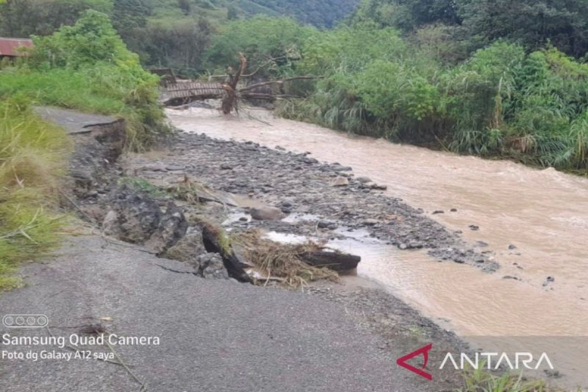 Tiga ruas jalan dan satu jembatan putus total akibat banjir Gayo Lues