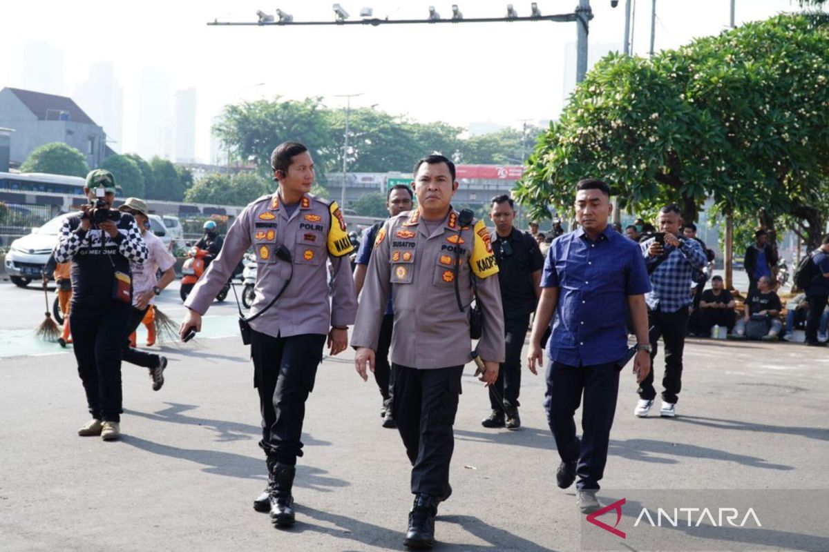 Hari ini polisi kerahkan lebih banyak  personel  jaga aksi di DPR/MPR RI