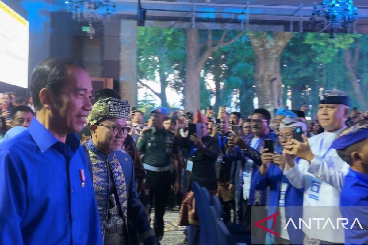 Presiden hadiri Kongres PAN kenakan kemeja biru