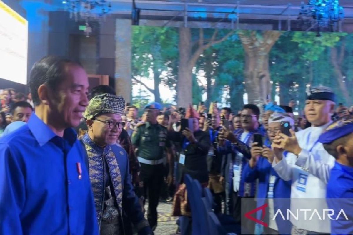 Jokowi kelakar berbaju biru supaya ketularan ganteng Zulkifli Hasan