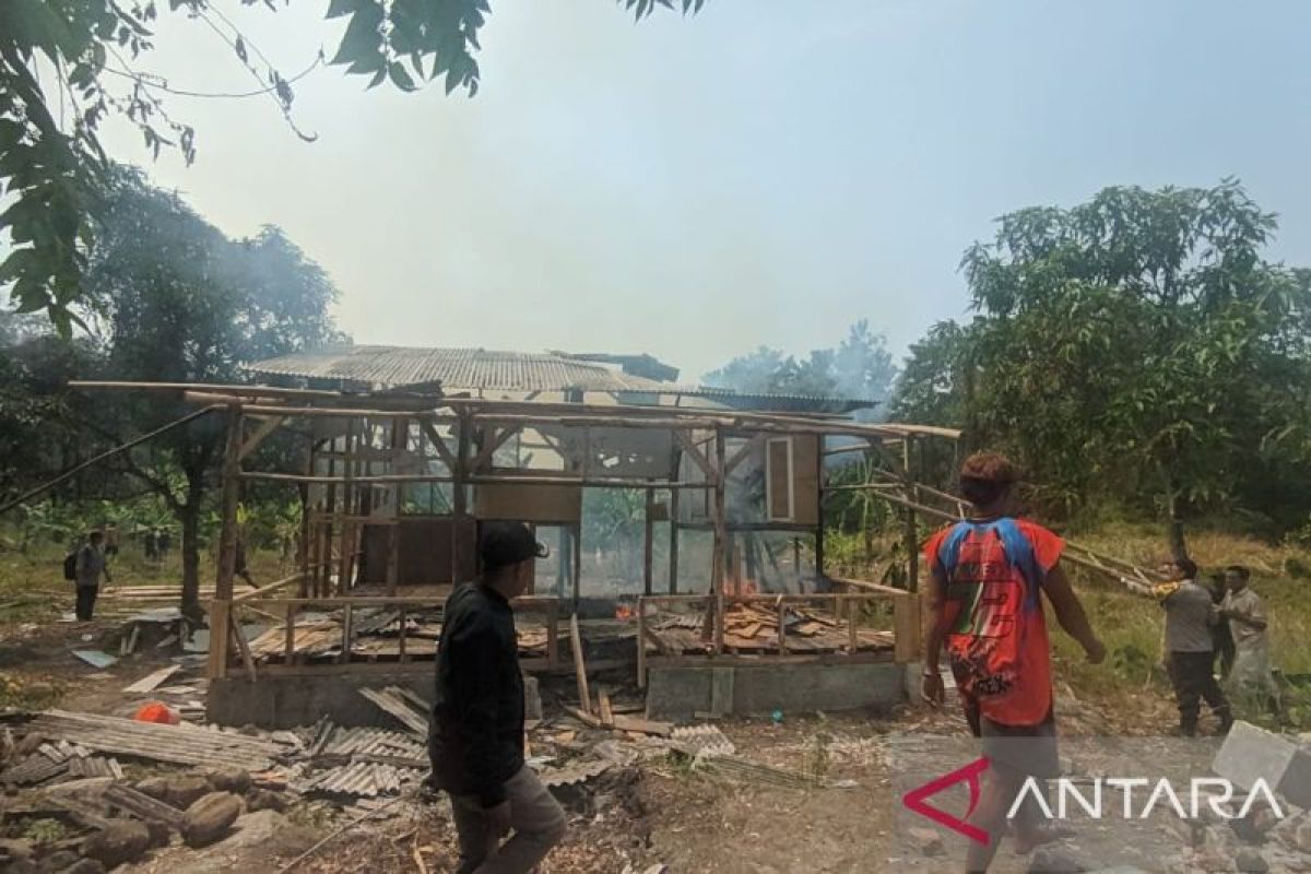 Warga Citepus Palabuhanratu akhirnya bongkar makam keramat palsu