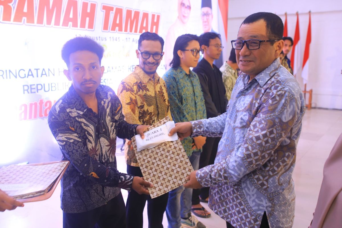 Pertamina serahkan program CSR desain motif batik daerah Halmahera Tengah