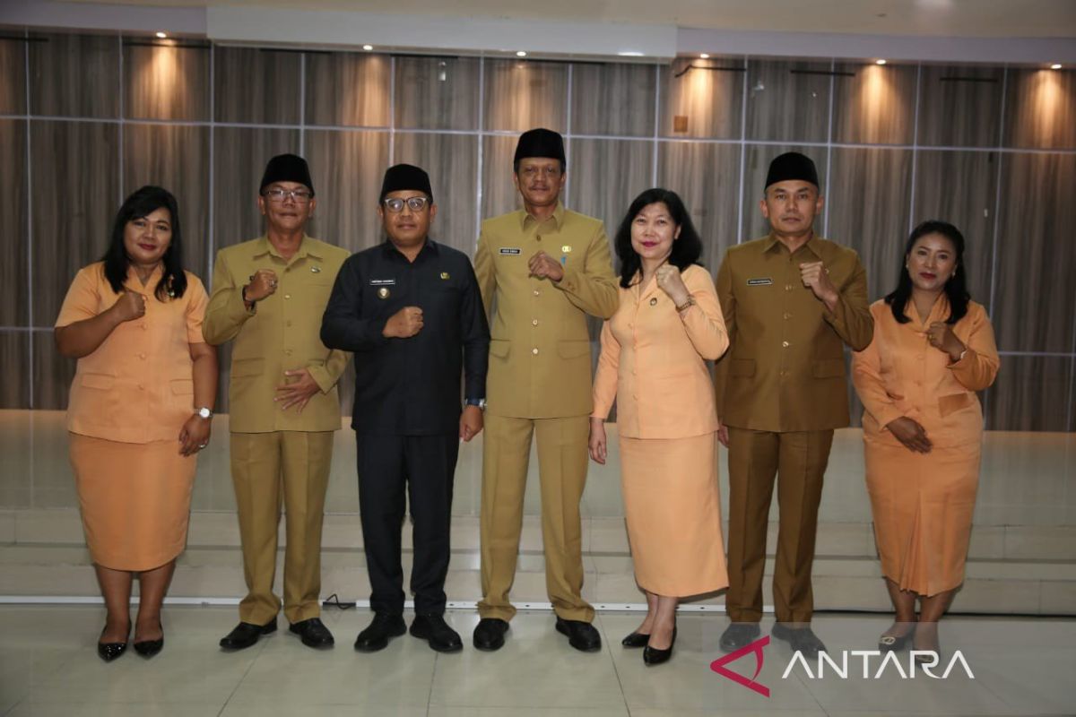 Pj Bupati Taput pesan satu hal saat lantik tiga pejabat tinggi pratama