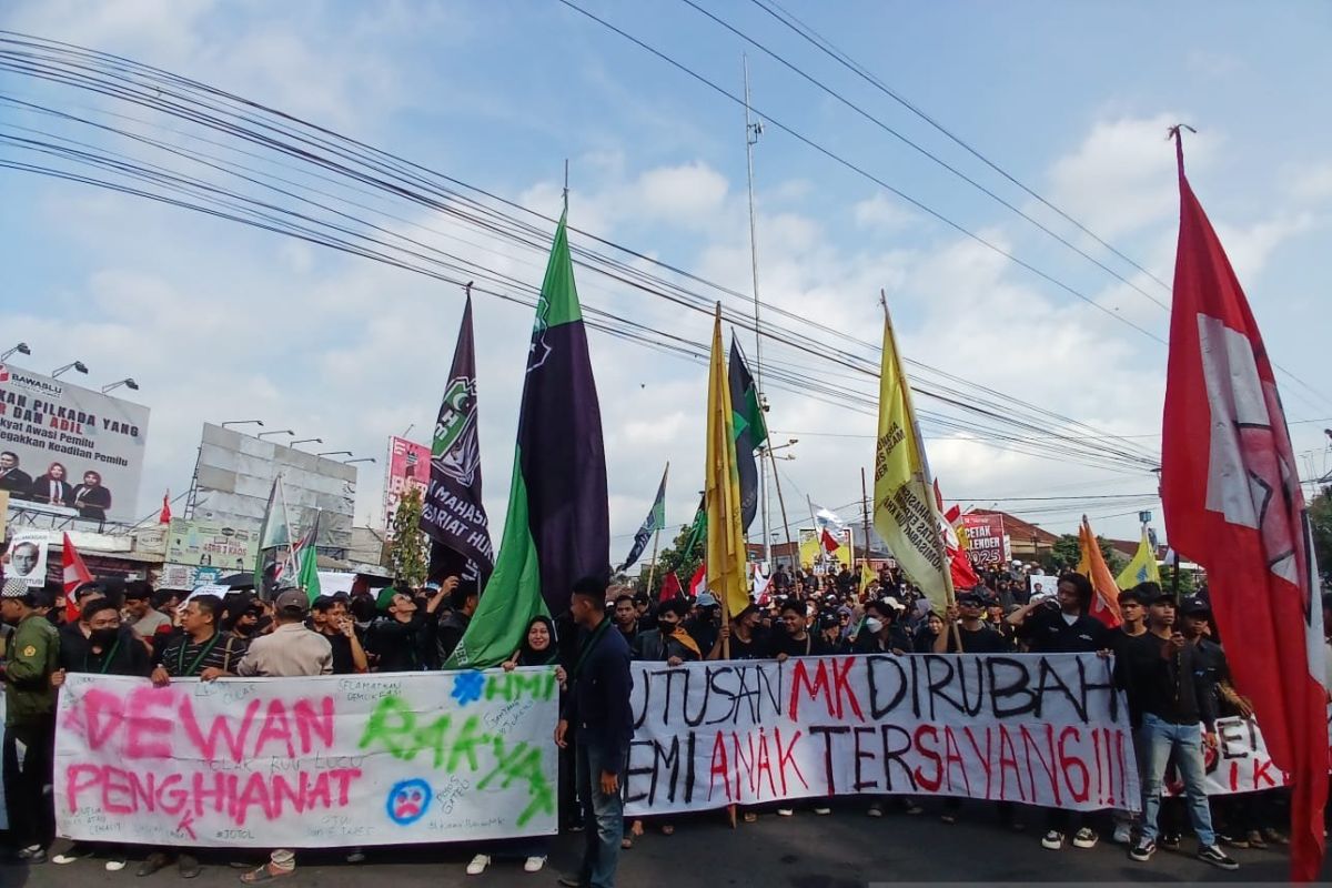 Ribuan aktivis di Jember unjuk rasa lanjutan kawal putusan MK