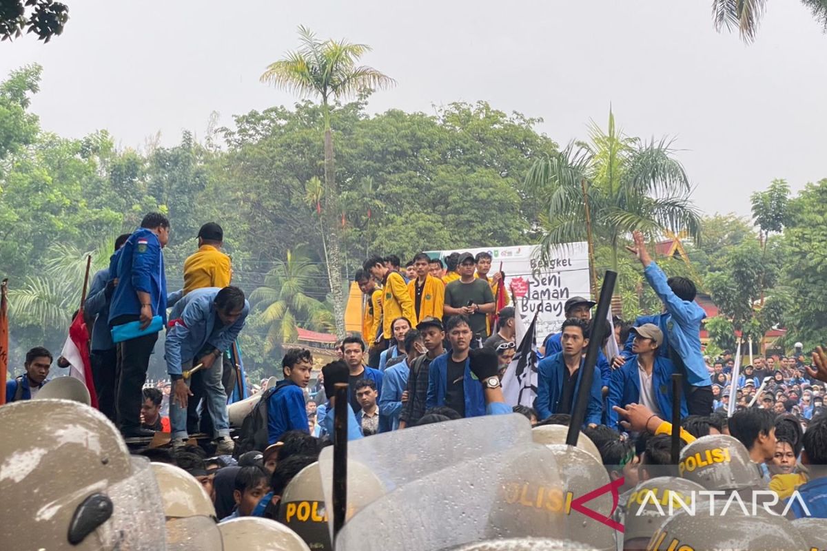 Hujan deras iringi aksi tolak RUU Pilkada di Riau, polisi terkena lemparan