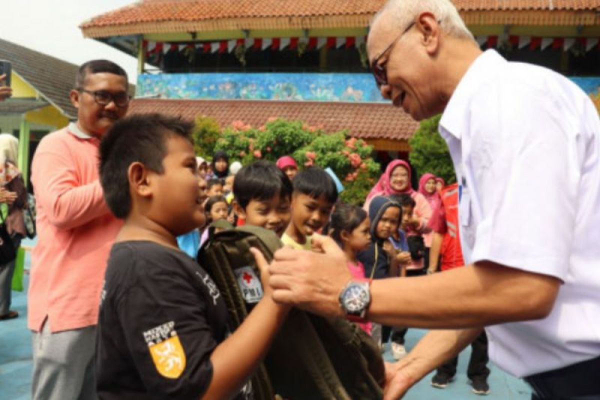 PMI Jaksel salurkan alat sekolah ke anak penyintas kebakaran Manggarai