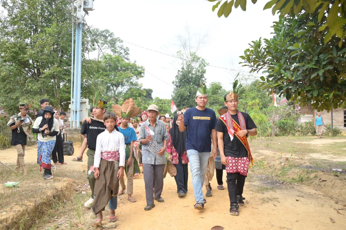 Dosen Unja rayakan kemerdekaan RI bersama Suku Anak Dalam