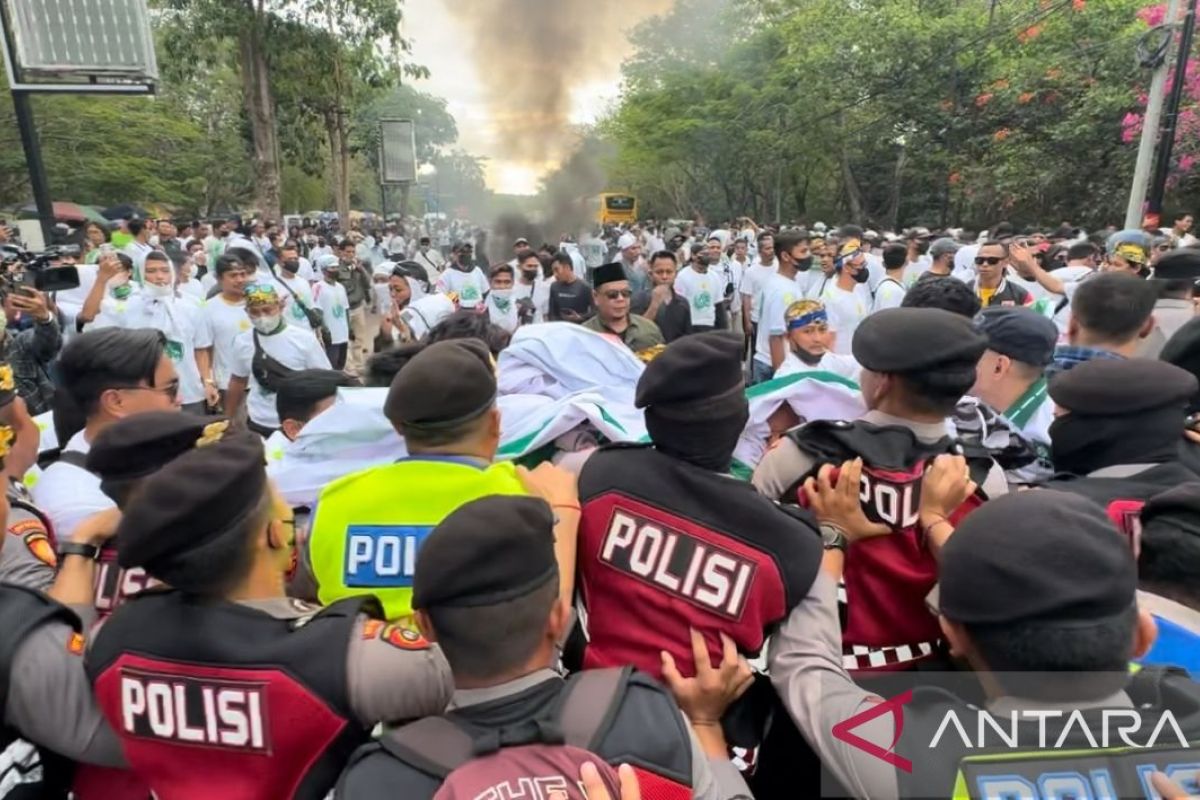 Massa beratribut PKB unjuk rasa buat bubarkan muktamar