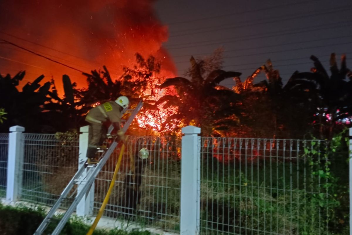 Petugas tak bisa padamkan api karena ada tawuran di Tanjung Priok