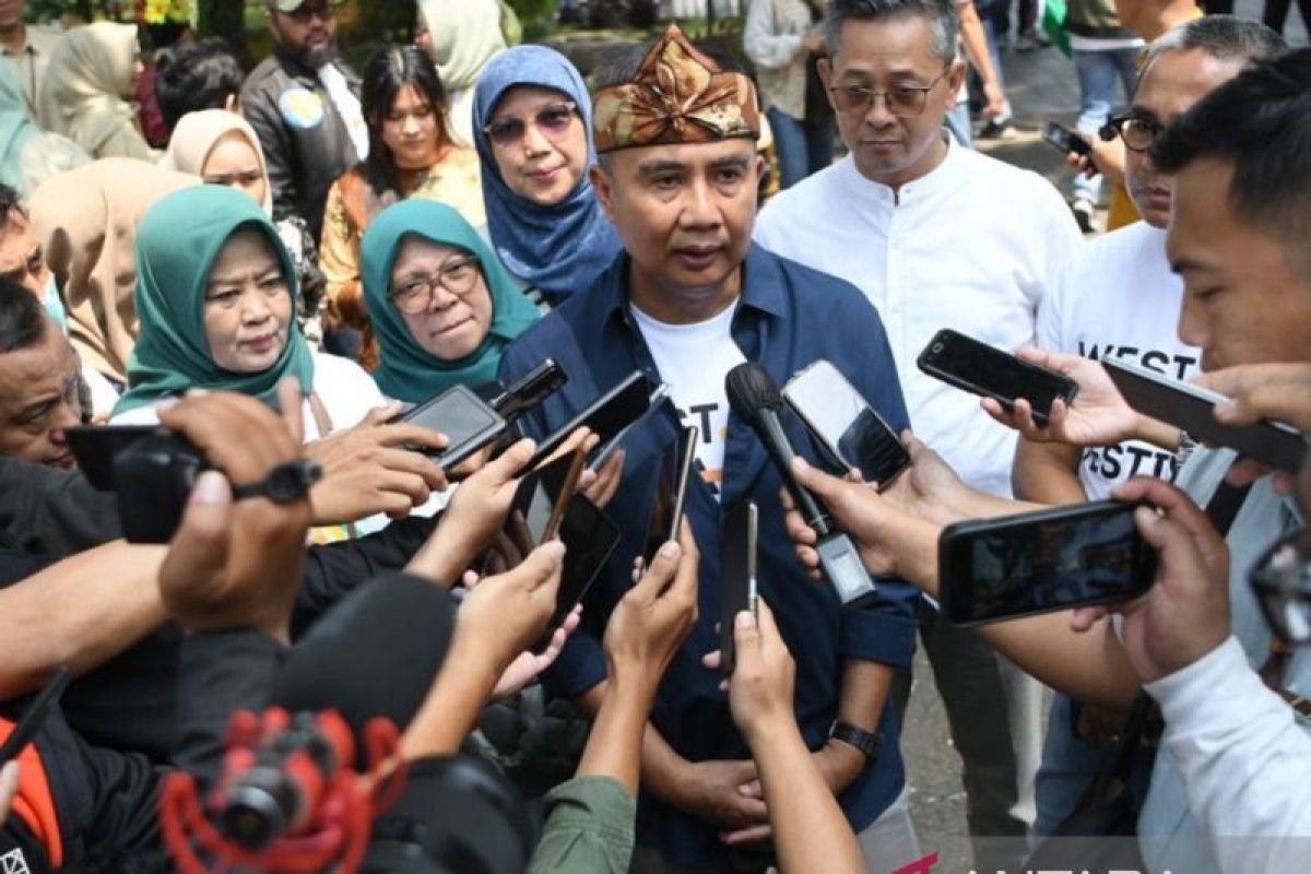 Pemprov Jabar beri sertifikasi halal-hak cipta ke ratusan pelaku UMKM