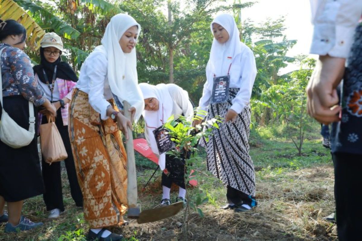 Unair Surabaya ajak mahasiswa baru rawat lingkungan dengan tanam pohon di kampus