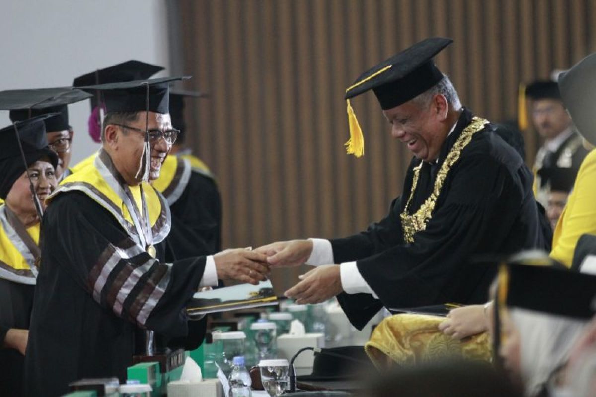 Saleh Husin diwisuda bersama ribuan wisudawan Universitas Indonesia