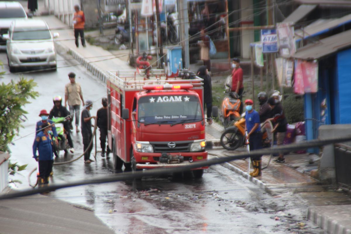 Marapi di Sumbar erupsi, material vulkaniknya sampai ke Agam