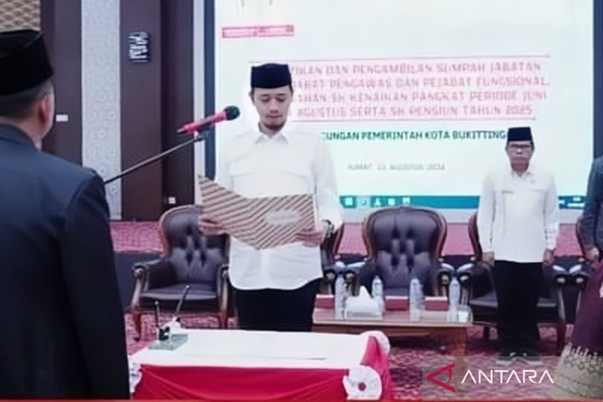 Wali Kota Bukittinggi lantik Pejabat Pengawas dan Fungsional 2025