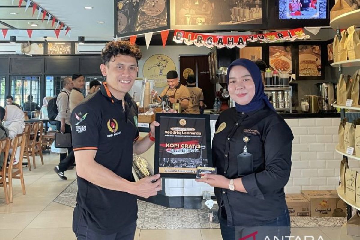 Warung Kopi Pontianak berikan Veddriq hadiah ngopi gratis seumur hidup