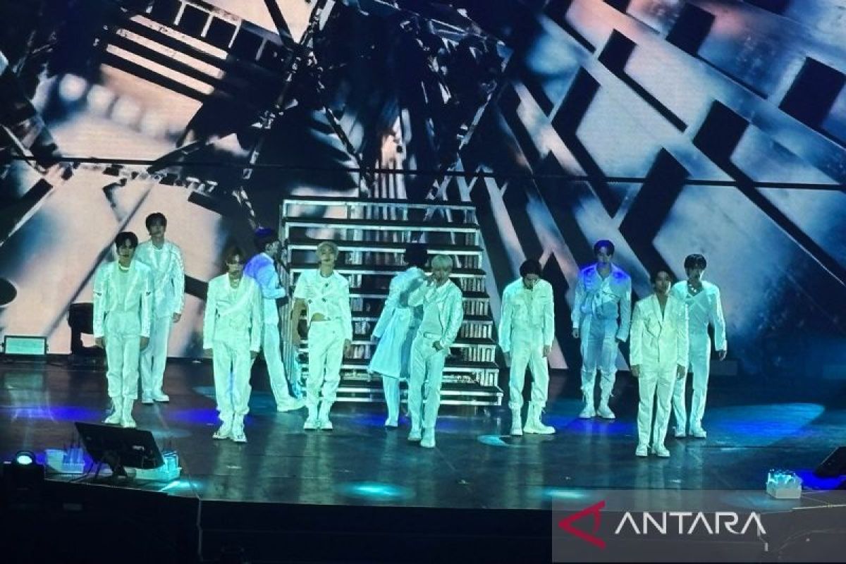 THE BOYZ buka konser di Jakarta dengan lagu "Diamond Life"