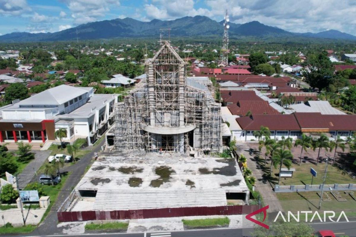 Haji Robert komitmen rampungkan pembangunan Gereja Pusat GMIH Immanuel Tobelo