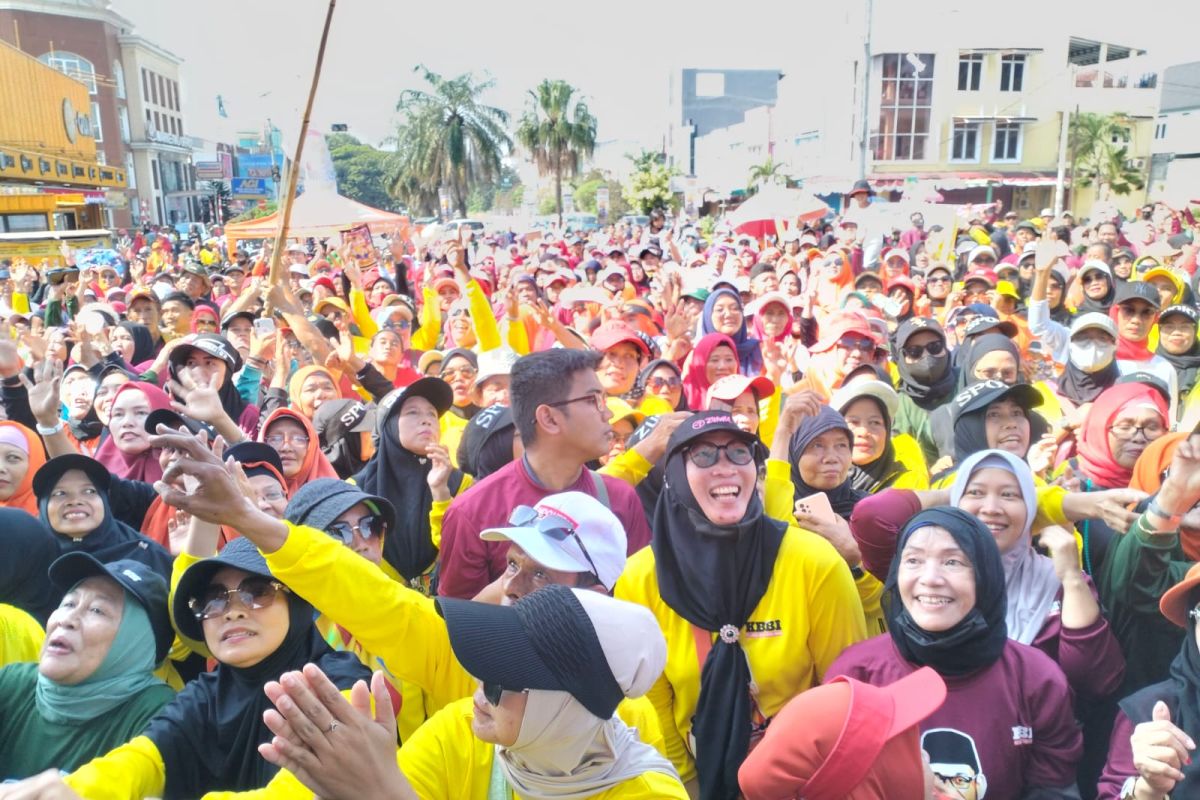 Memeriahkan HUT ke 79 RI, ribuan relawan Imam-Ririn lkut gerak jalan