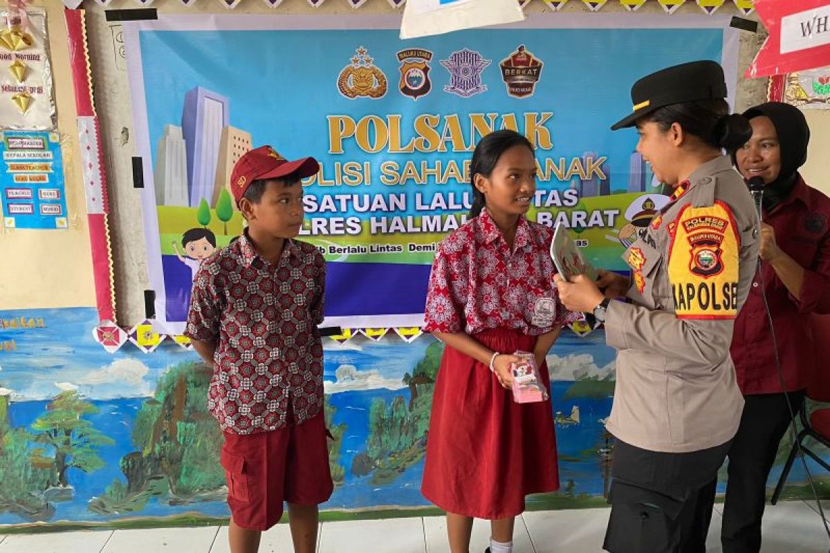 Sambut HUT ke-76, Polwan Polda Malut gelar goes to school di Halmahera