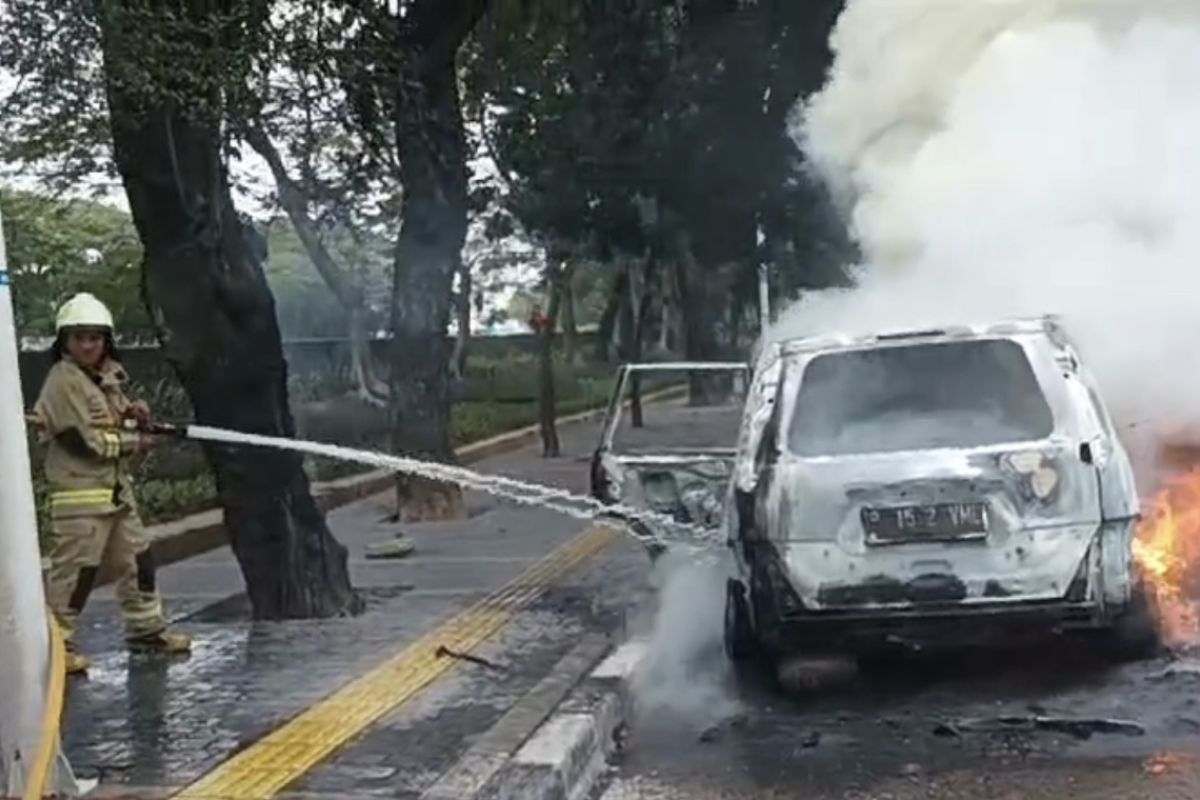 Petugas padamkan mobil terbakar di Plumpang Jakut