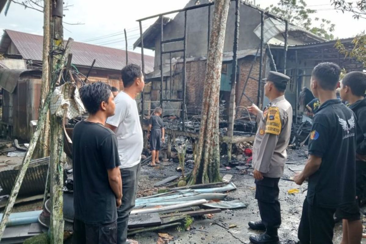 Ditinggal ke kebun, rumah Kursiah dilalap 