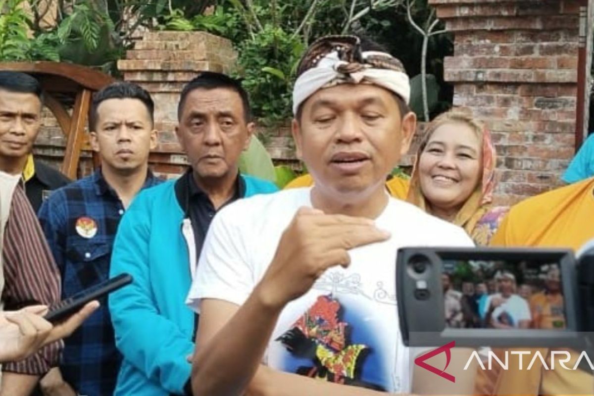 Dedi Mulyadi tampilkan seni dan budaya saat mendaftar ke KPU Jabar pada Selasa