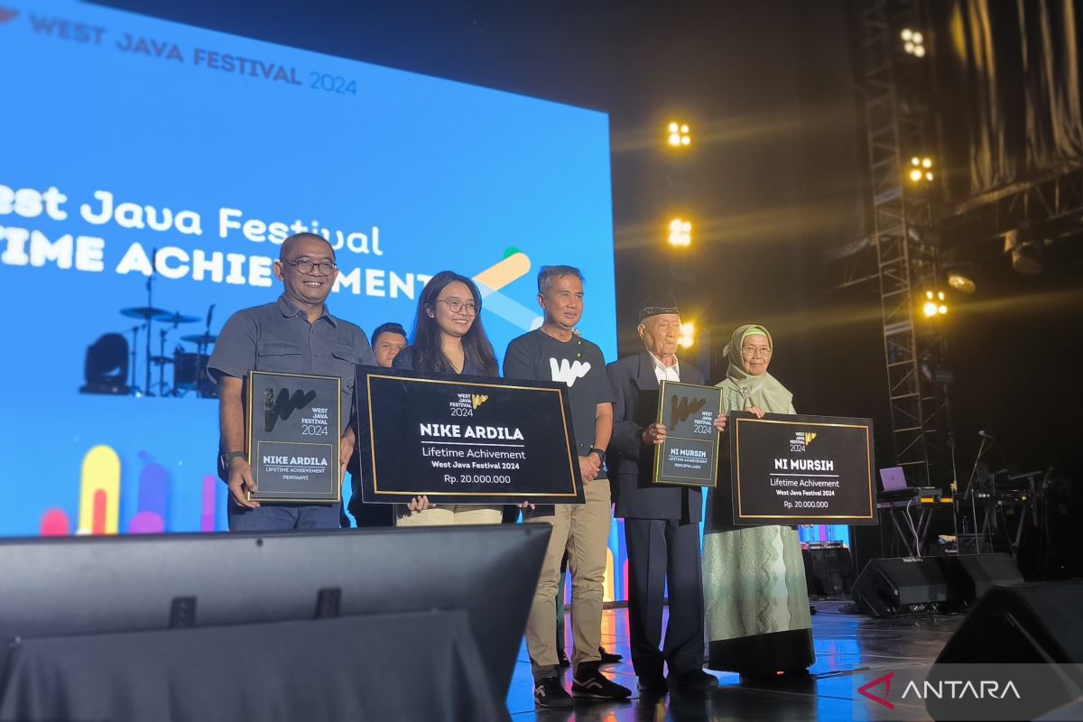 Pencipta lagu "Es Lilin"-Nike Ardilla dapatkan Lifetime Achievement