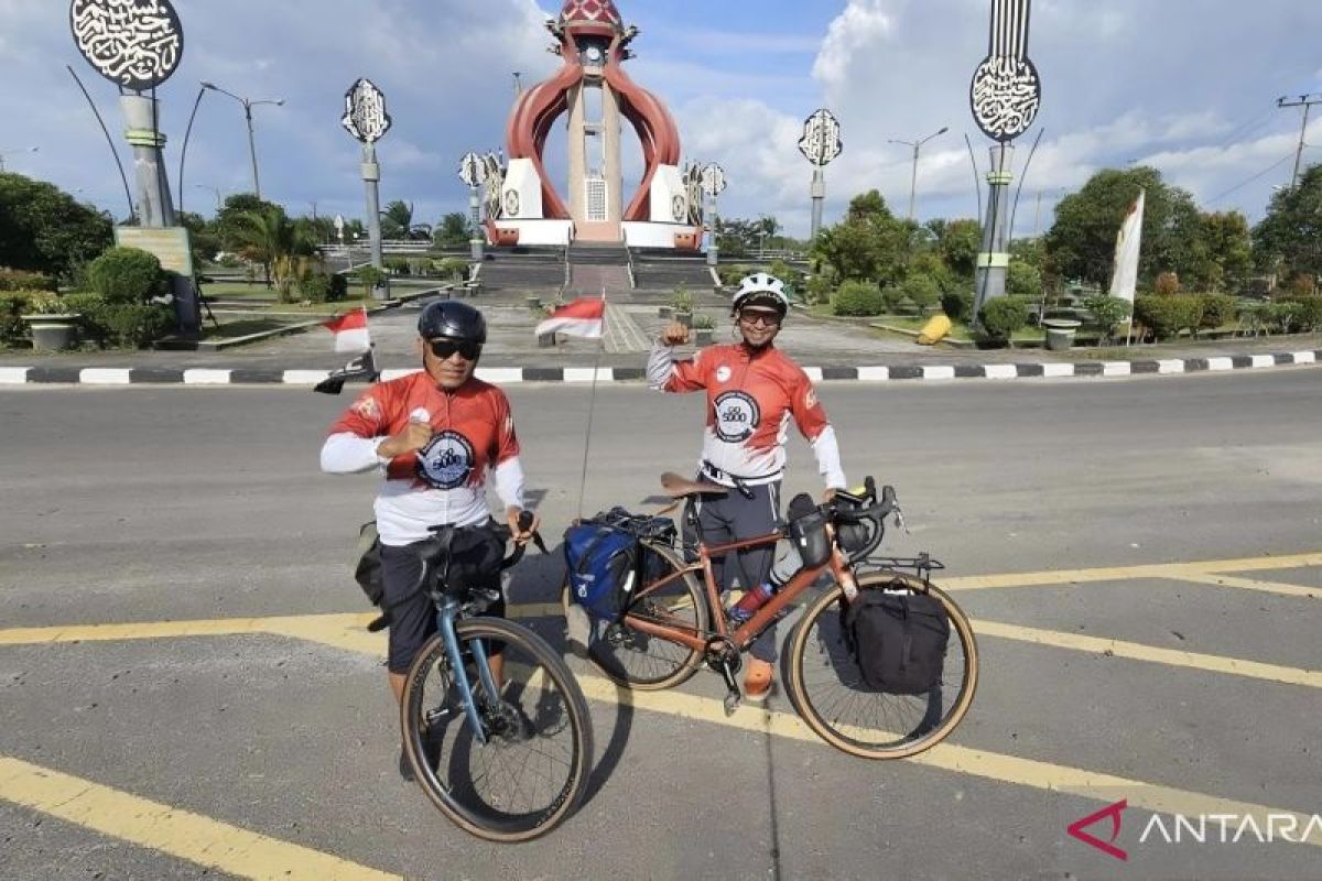 Dua pesepeda tempuh jarak 1.945 km, demi rayakan kemerdekaan ke IKN