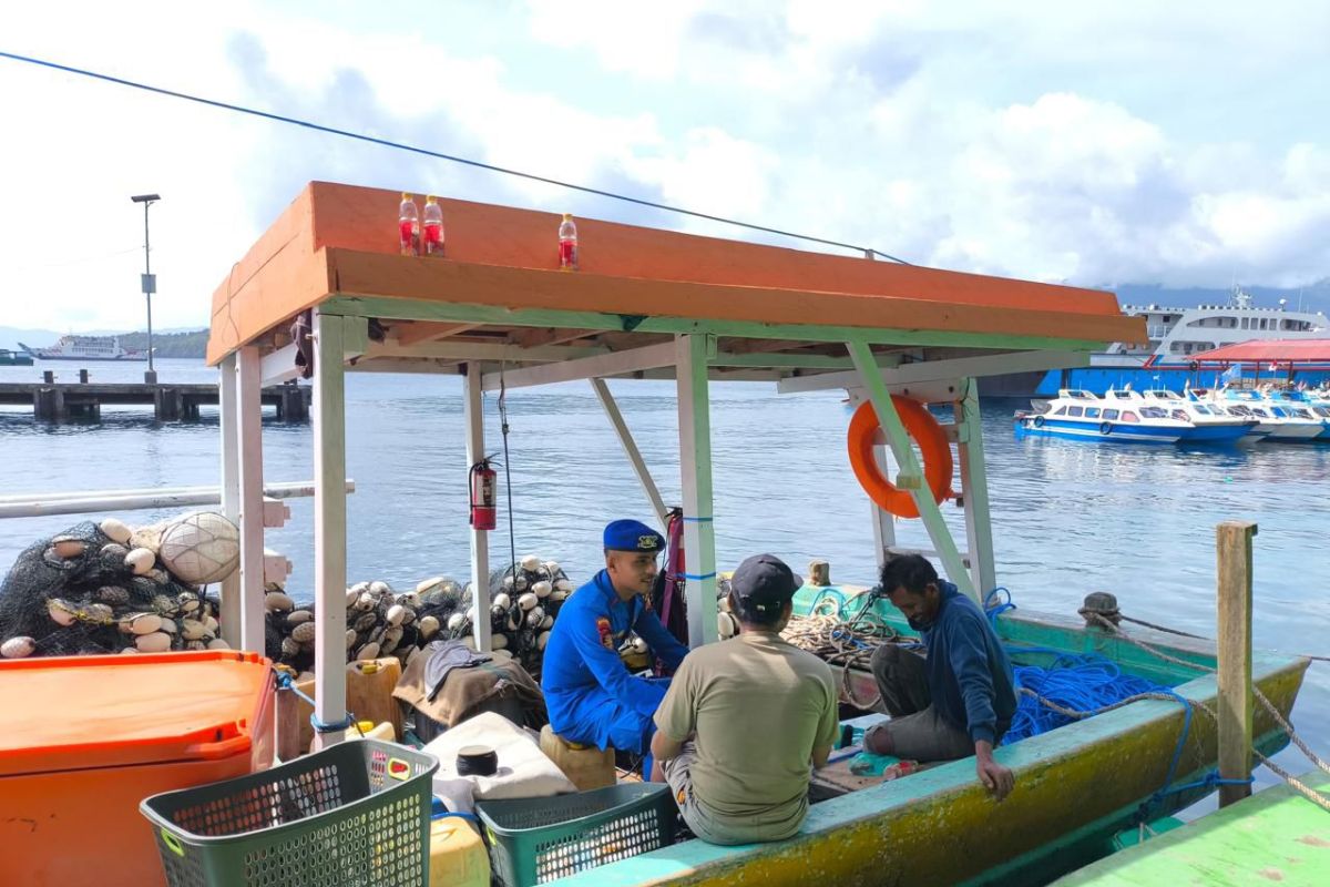 Polairud patroli dan edukasi warga pesisir Pantai Ternate soal keselamatan melaut